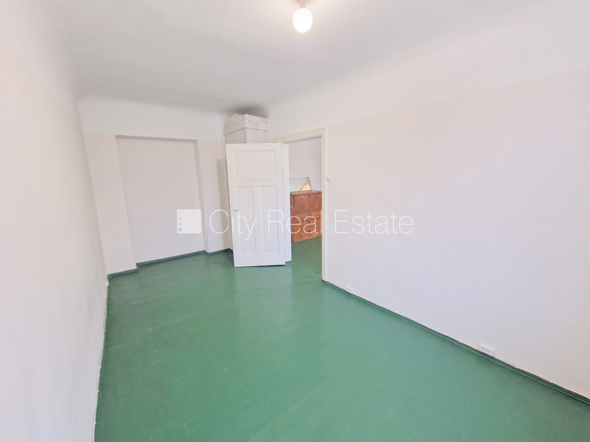 Объявление. Дом во дворе, реновированный дом, закрытая территория, вход со двора, лестничная клетка после Цена: 240 EUR/мес. Foto #3