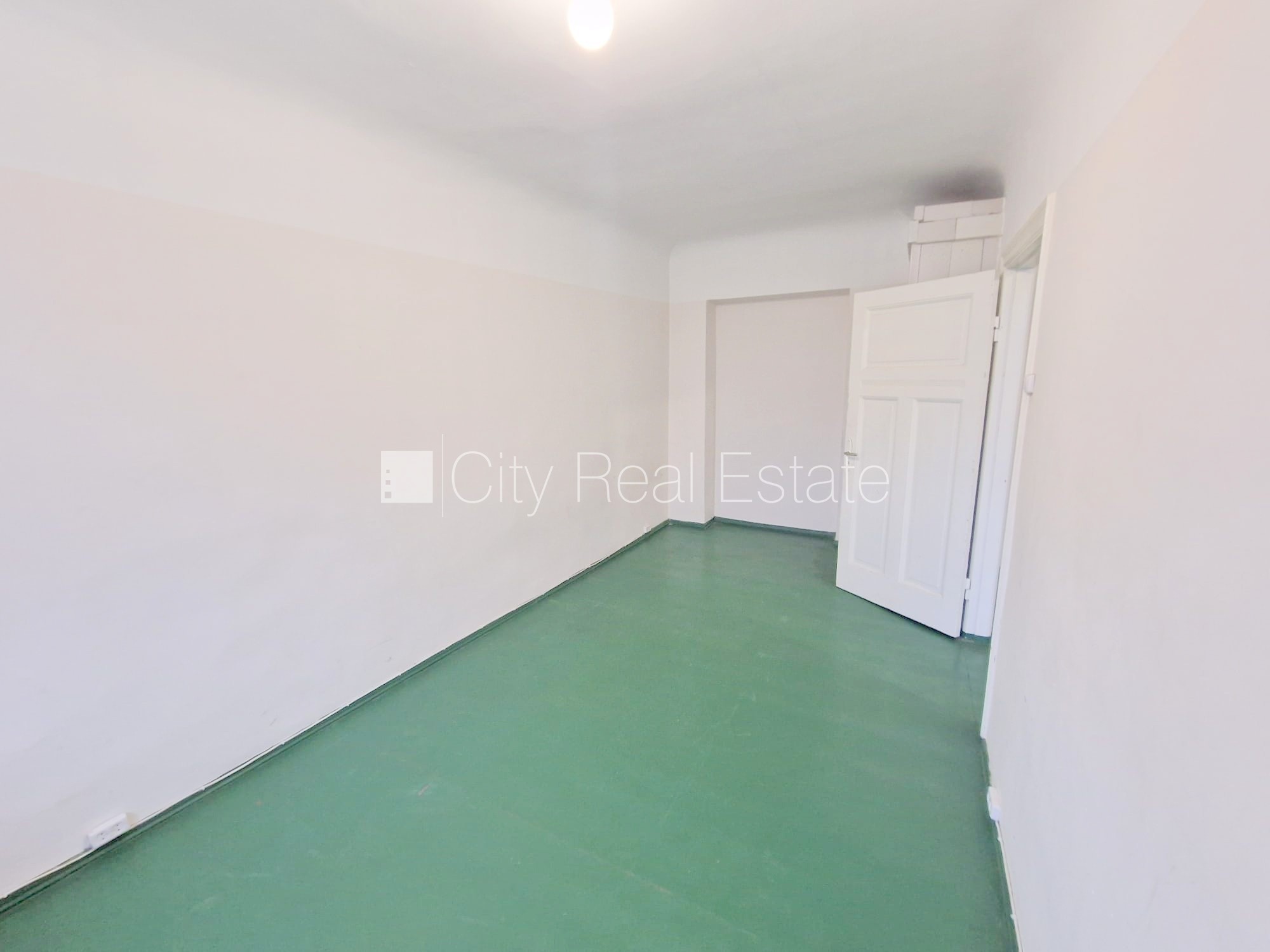 Объявление. Дом во дворе, реновированный дом, закрытая территория, вход со двора, лестничная клетка после Цена: 240 EUR/мес. Foto #4