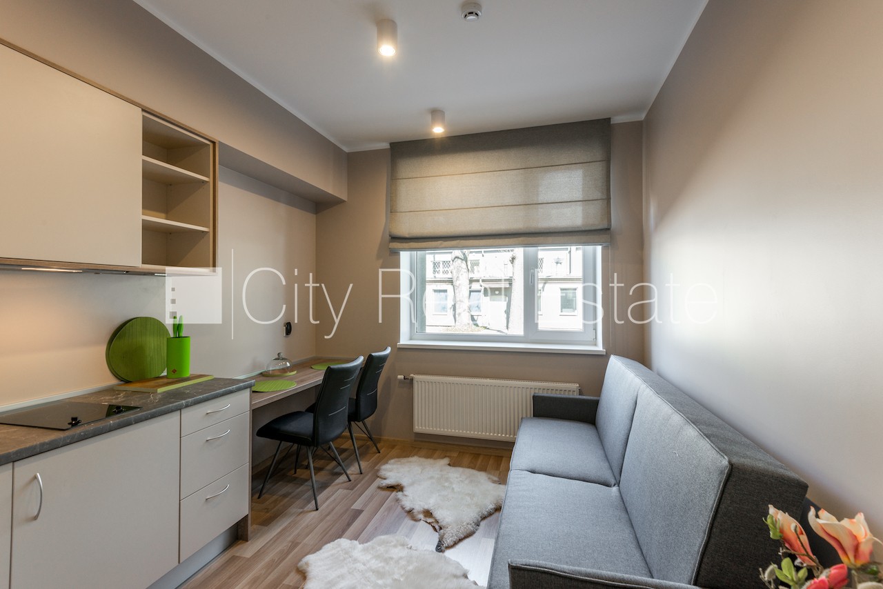 Sludinājumi. Renovēta māja, labiekārtota apzaļumota teritorija, kāpņu telpa pēc kapitālā remonta, studio tipa, Cena: 335 EUR/mēn Foto #1