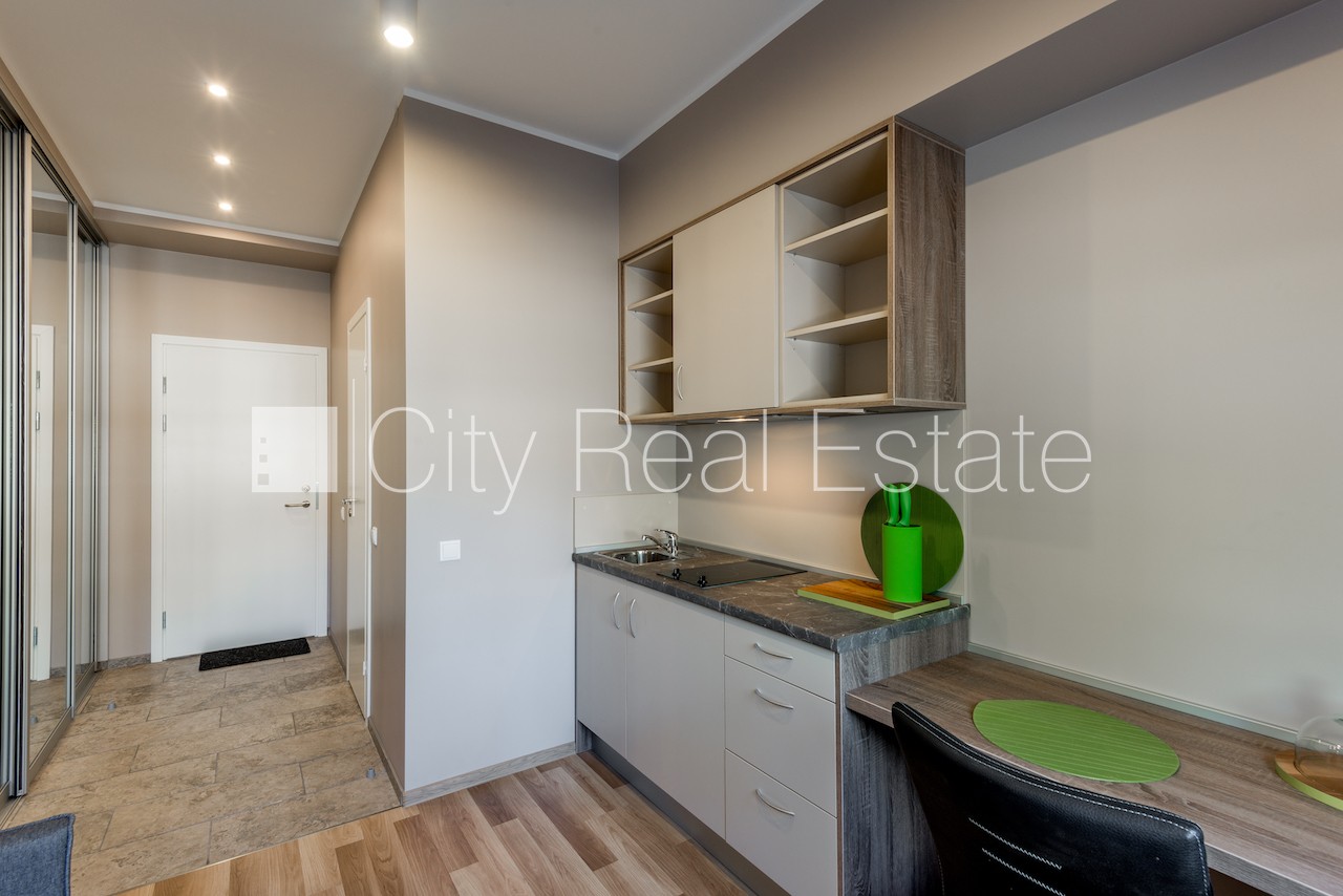 Sludinājumi. Renovēta māja, labiekārtota apzaļumota teritorija, kāpņu telpa pēc kapitālā remonta, studio tipa, Cena: 335 EUR/mēn Foto #2