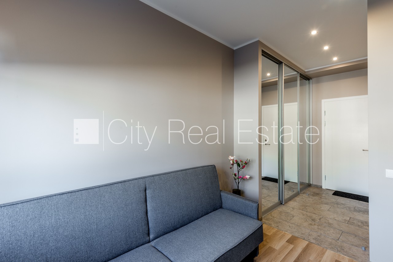 Sludinājumi. Renovēta māja, labiekārtota apzaļumota teritorija, kāpņu telpa pēc kapitālā remonta, studio tipa, Cena: 335 EUR/mēn Foto #3