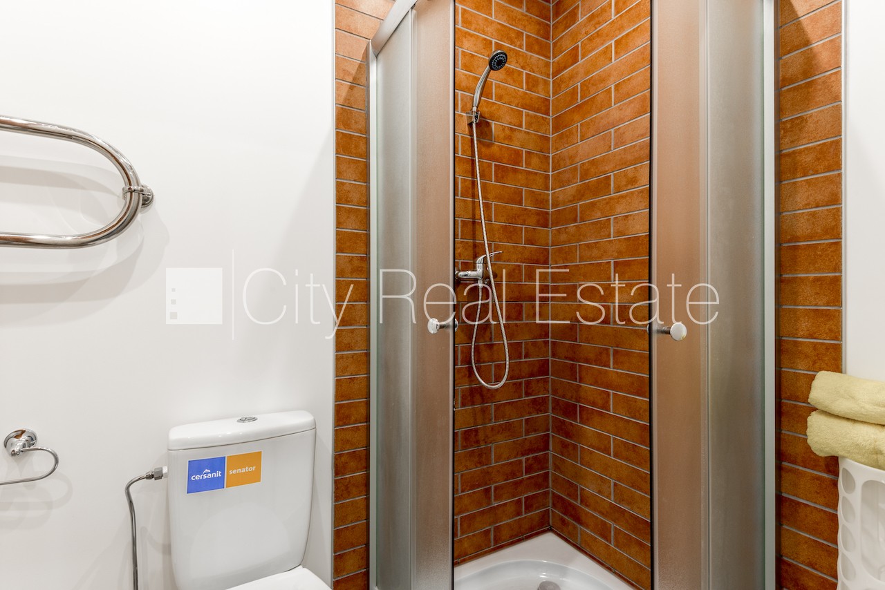 Sludinājumi. Renovēta māja, labiekārtota apzaļumota teritorija, kāpņu telpa pēc kapitālā remonta, studio tipa, Cena: 335 EUR/mēn Foto #4