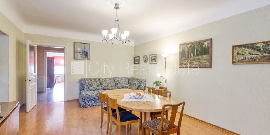 Sludinājumi. Fasādes māja, slēgts pagalms, vieta automašīnai, ieeja no pagalma, kāpņu telpa pēc kosmētiskā Cena: 149500 EUR Foto #2