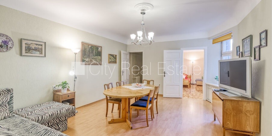 Sludinājumi. Fasādes māja, slēgts pagalms, vieta automašīnai, ieeja no pagalma, kāpņu telpa pēc kosmētiskā Cena: 149500 EUR Foto #3