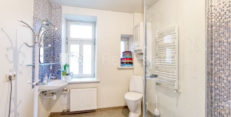 Sludinājumi. Fasādes māja, slēgts pagalms, vieta automašīnai, ieeja no pagalma, kāpņu telpa pēc kosmētiskā Cena: 149500 EUR Foto #16