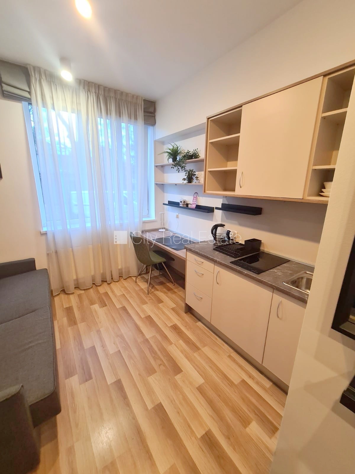 Sludinājumi. Renovēta māja, labiekārtota apzaļumota teritorija, kāpņu telpa pēc kapitālā remonta, studio tipa, Cena: 400 EUR/mēn Foto #5