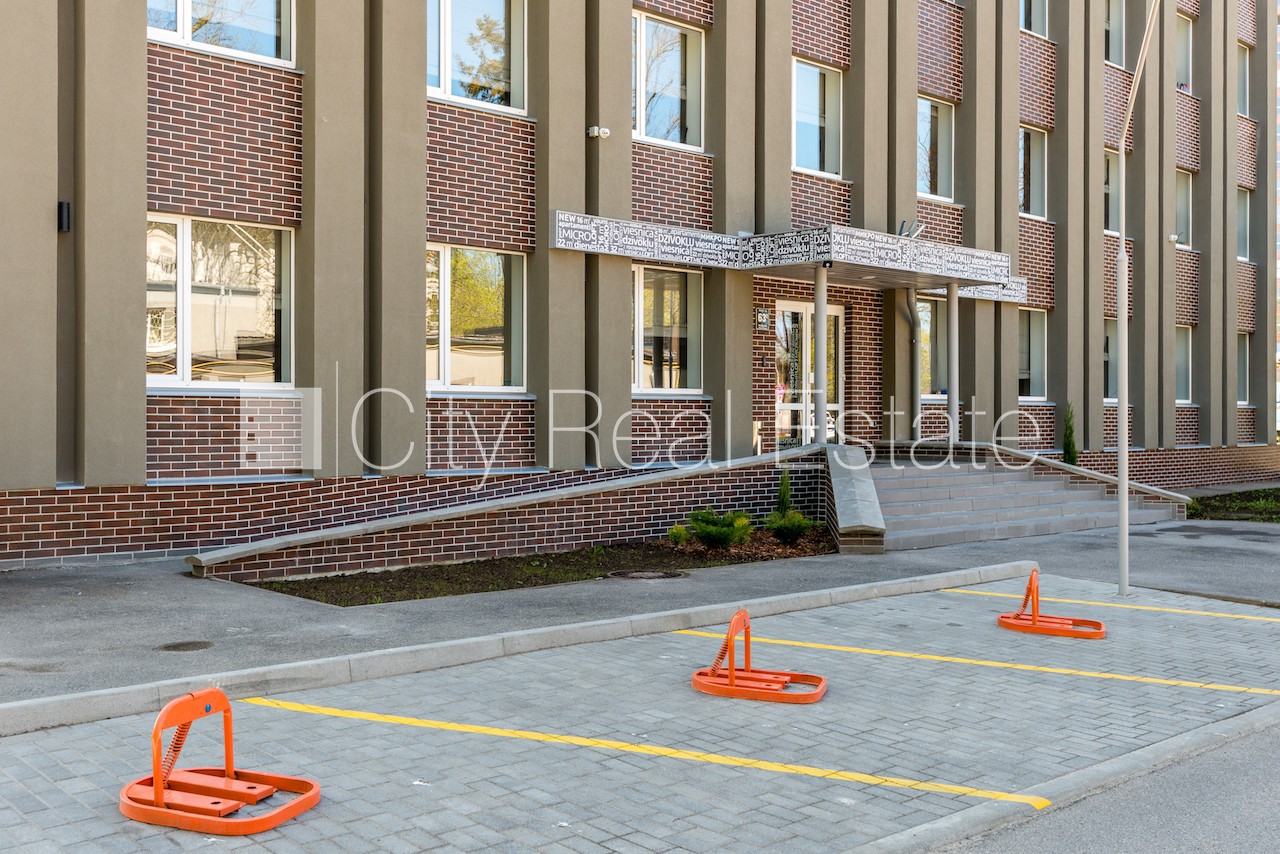 Sludinājumi. Renovēta māja, labiekārtota apzaļumota teritorija, kāpņu telpa pēc kapitālā remonta, studio tipa, Cena: 400 EUR/mēn Foto #17