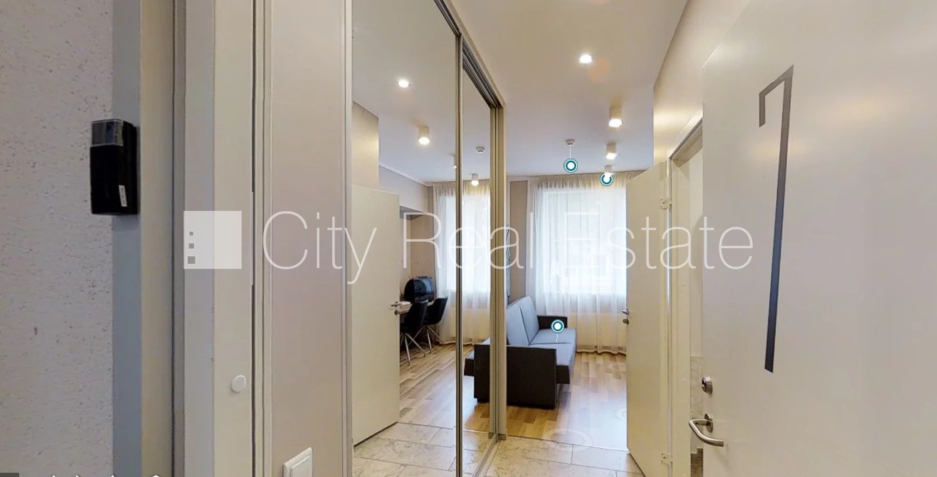 Sludinājumi. Renovēta māja, labiekārtota apzaļumota teritorija, kāpņu telpa pēc kapitālā remonta, studio tipa, Cena: 400 EUR/mēn Foto #7