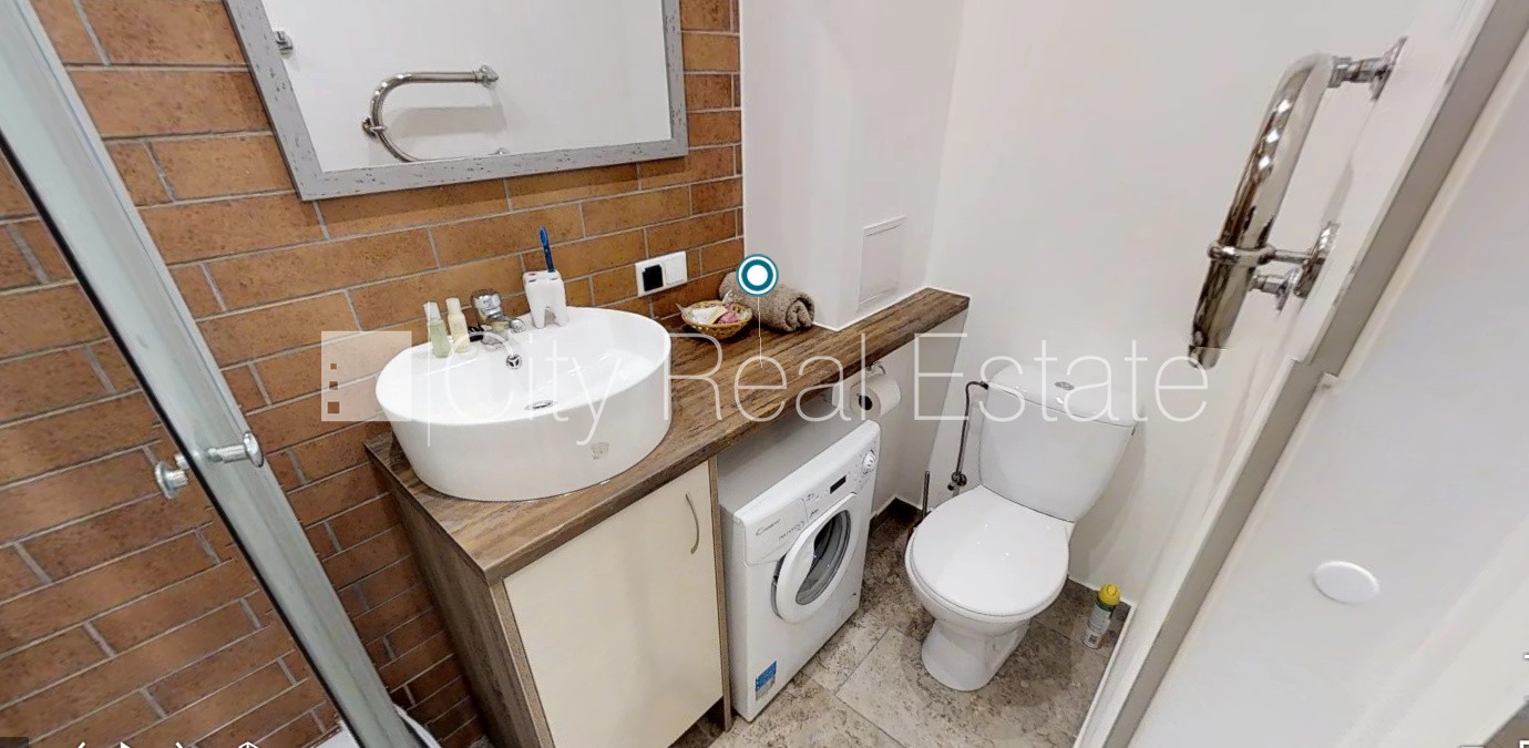 Sludinājumi. Renovēta māja, labiekārtota apzaļumota teritorija, kāpņu telpa pēc kapitālā remonta, studio tipa, Cena: 400 EUR/mēn Foto #9