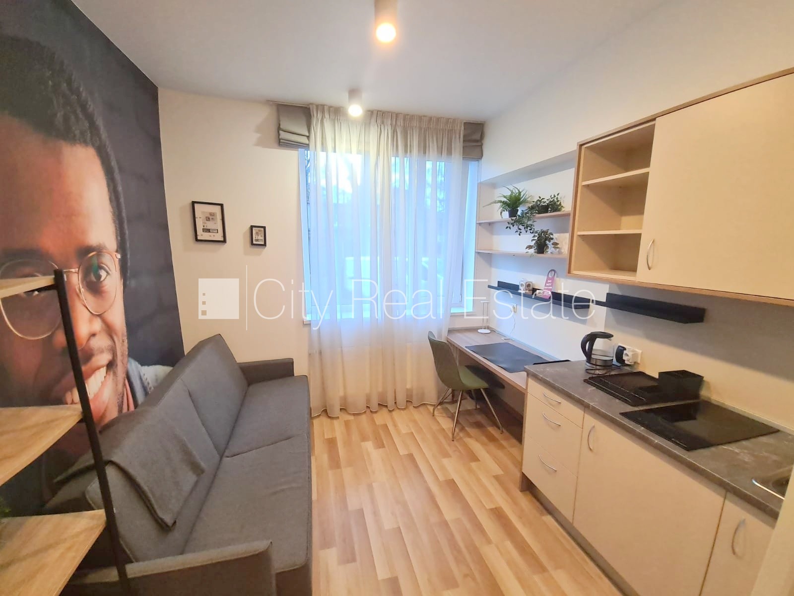 Sludinājumi. Renovēta māja, labiekārtota apzaļumota teritorija, kāpņu telpa pēc kapitālā remonta, studio tipa, Cena: 400 EUR/mēn Foto #1