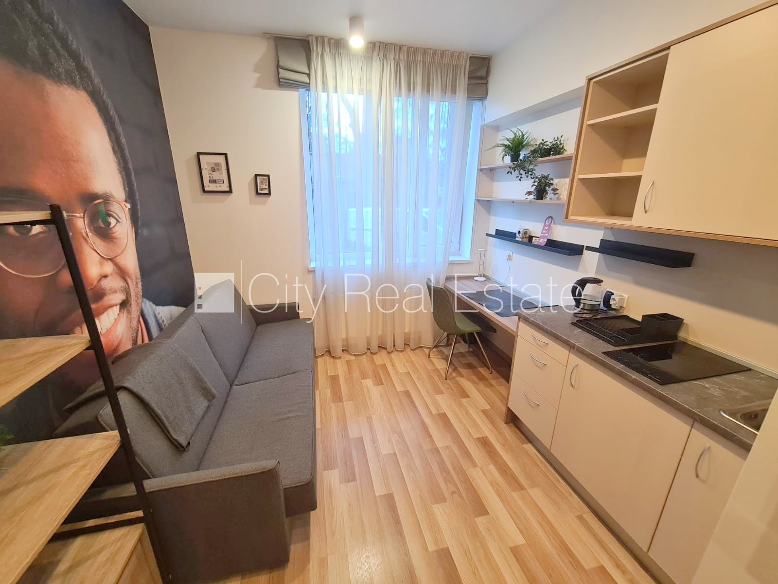 Sludinājumi. Renovēta māja, labiekārtota apzaļumota teritorija, kāpņu telpa pēc kapitālā remonta, studio tipa, Cena: 400 EUR/mēn Foto #2