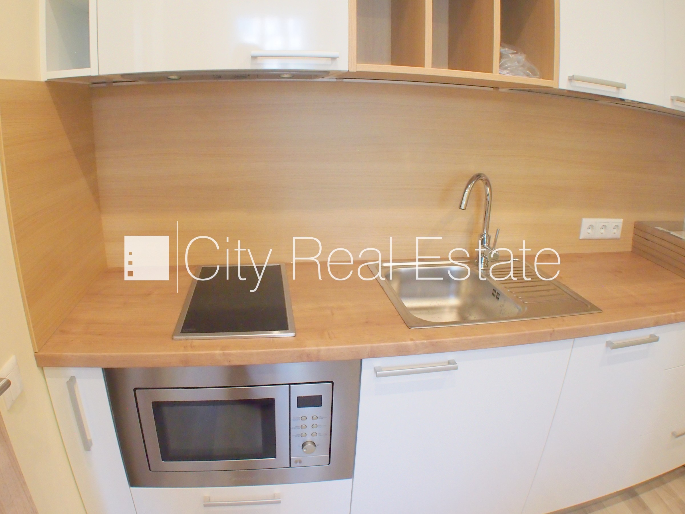 Sludinājumi. Pagalma ēka, renovēta māja, labiekārtota apzaļumota teritorija, bruģēts piebraucamais ceļš, vieta Cena: 465 EUR/mēn Foto #4