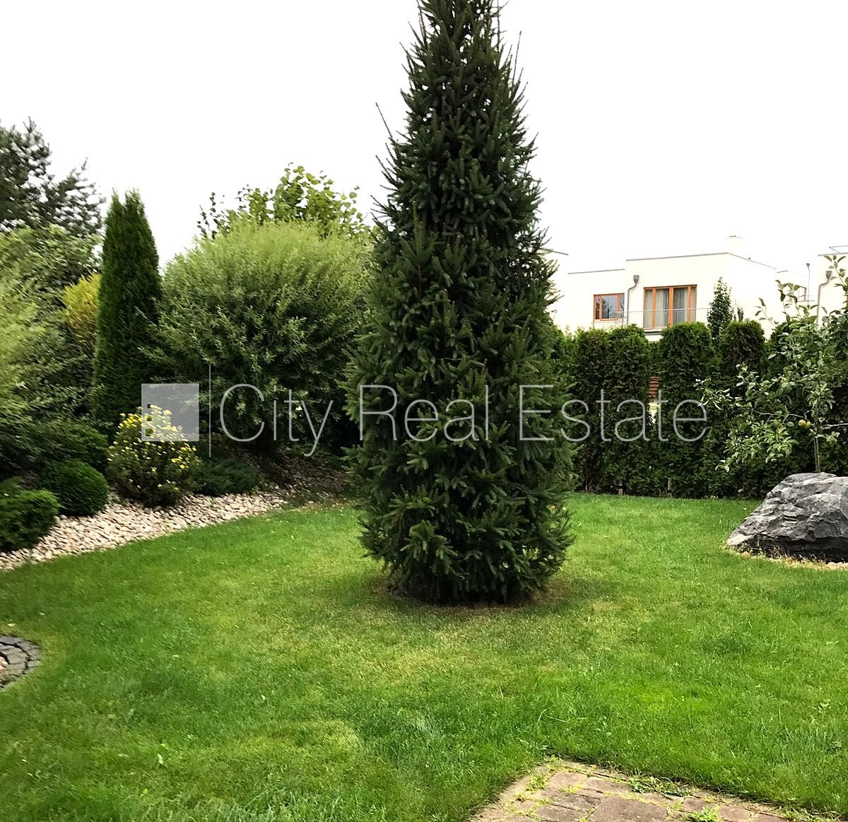 Sludinājumi. Privātmāja, jaunceltne, labiekārtota apzaļumota teritorija, teritorijas iebrauktuves vārti aprīkoti Cena: 3350 EUR/mēn Foto #3