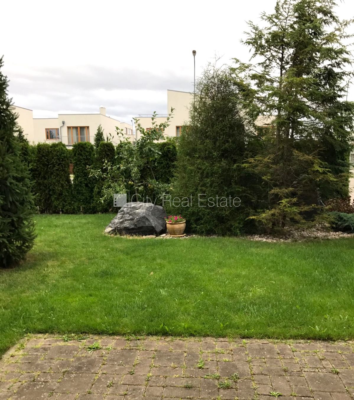 Sludinājumi. Privātmāja, jaunceltne, labiekārtota apzaļumota teritorija, teritorijas iebrauktuves vārti aprīkoti Cena: 3350 EUR/mēn Foto #4