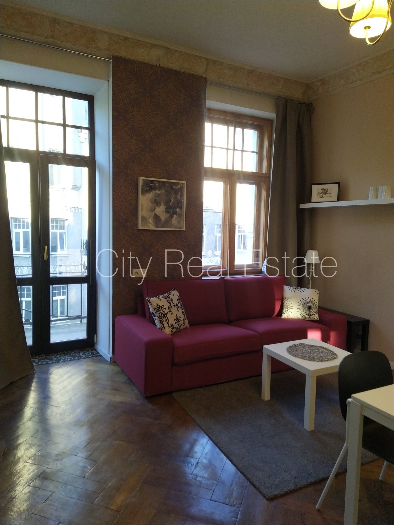 Sludinājumi. Fasādes māja, renovēta māja, ieeja no ielas, ir lifts, kāpņu telpa pēc kapitālā remonta, balkons, Cena: 550 EUR/mēn Foto #1