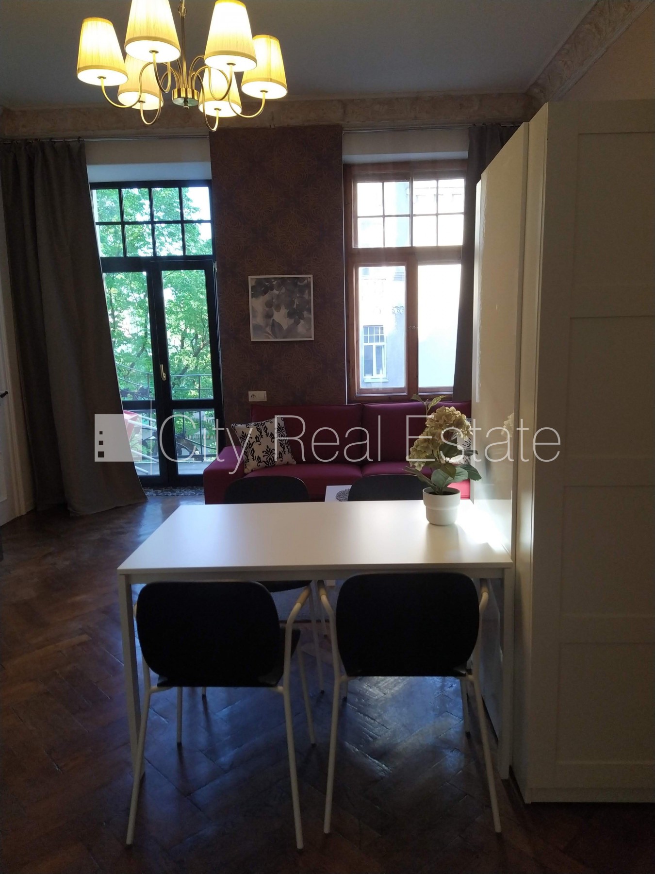 Sludinājumi. Fasādes māja, renovēta māja, ieeja no ielas, ir lifts, kāpņu telpa pēc kapitālā remonta, balkons, Cena: 550 EUR/mēn Foto #2