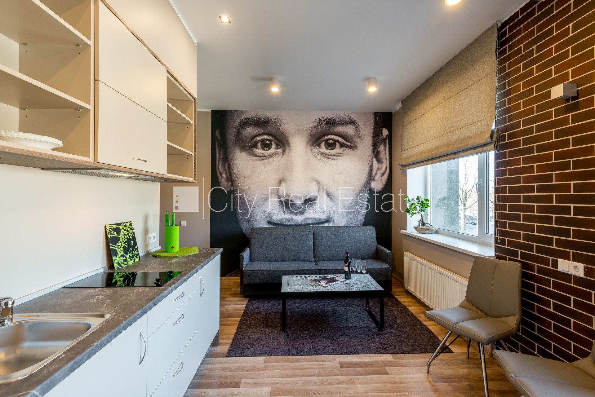 Sludinājumi. Renovēta māja, labiekārtota apzaļumota teritorija, kāpņu telpa pēc kapitālā remonta, studio tipa, Cena: 420 EUR/mēn Foto #1