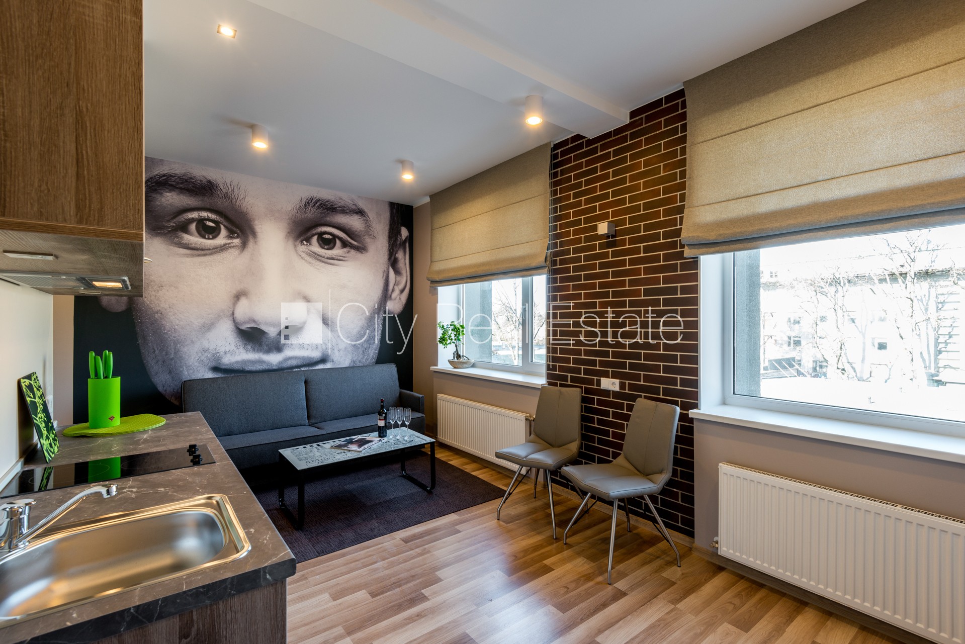 Sludinājumi. Renovēta māja, labiekārtota apzaļumota teritorija, kāpņu telpa pēc kapitālā remonta, studio tipa, Cena: 420 EUR/mēn Foto #2