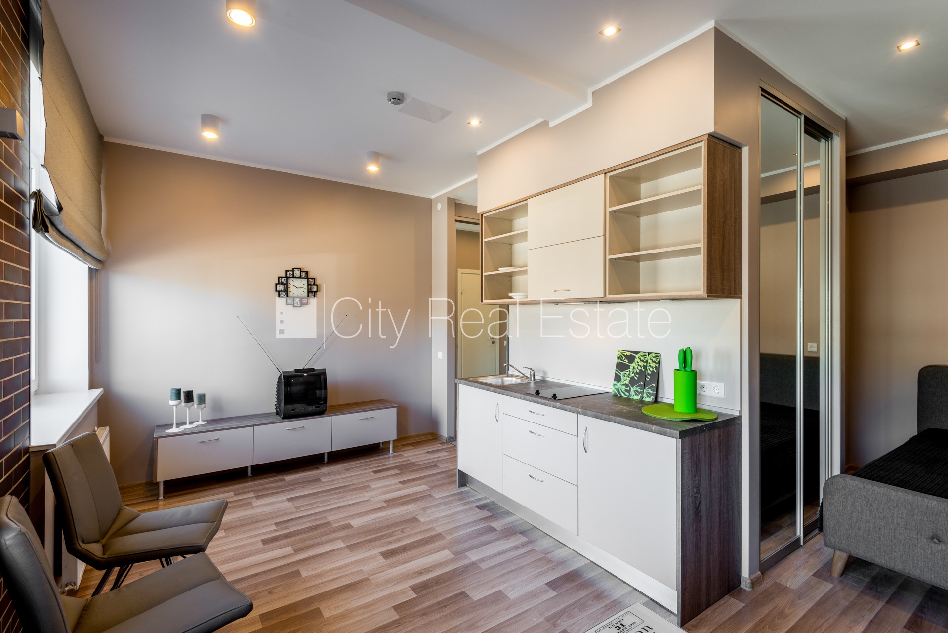 Sludinājumi. Renovēta māja, labiekārtota apzaļumota teritorija, kāpņu telpa pēc kapitālā remonta, studio tipa, Cena: 420 EUR/mēn Foto #6