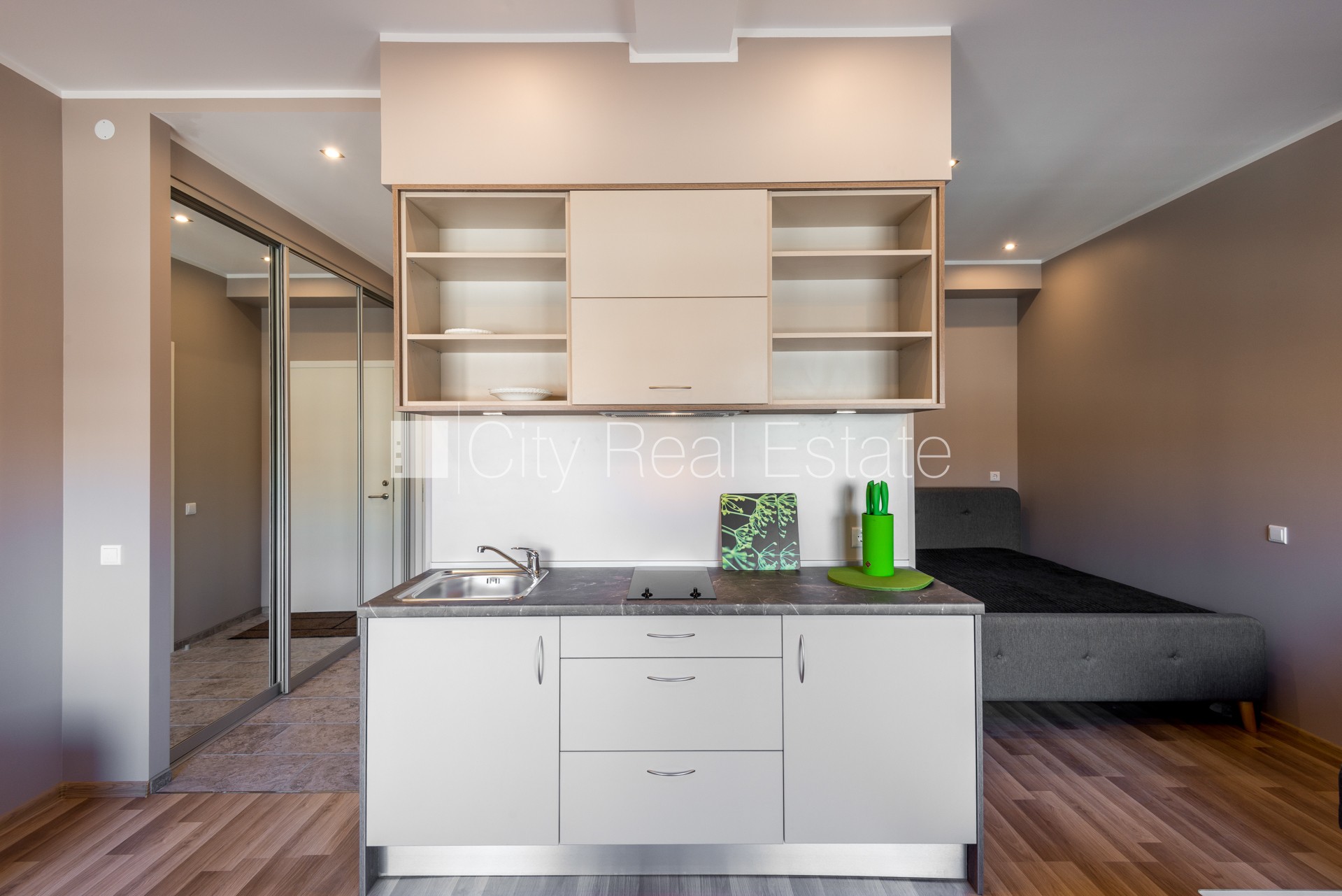 Sludinājumi. Renovēta māja, labiekārtota apzaļumota teritorija, kāpņu telpa pēc kapitālā remonta, studio tipa, Cena: 420 EUR/mēn Foto #8