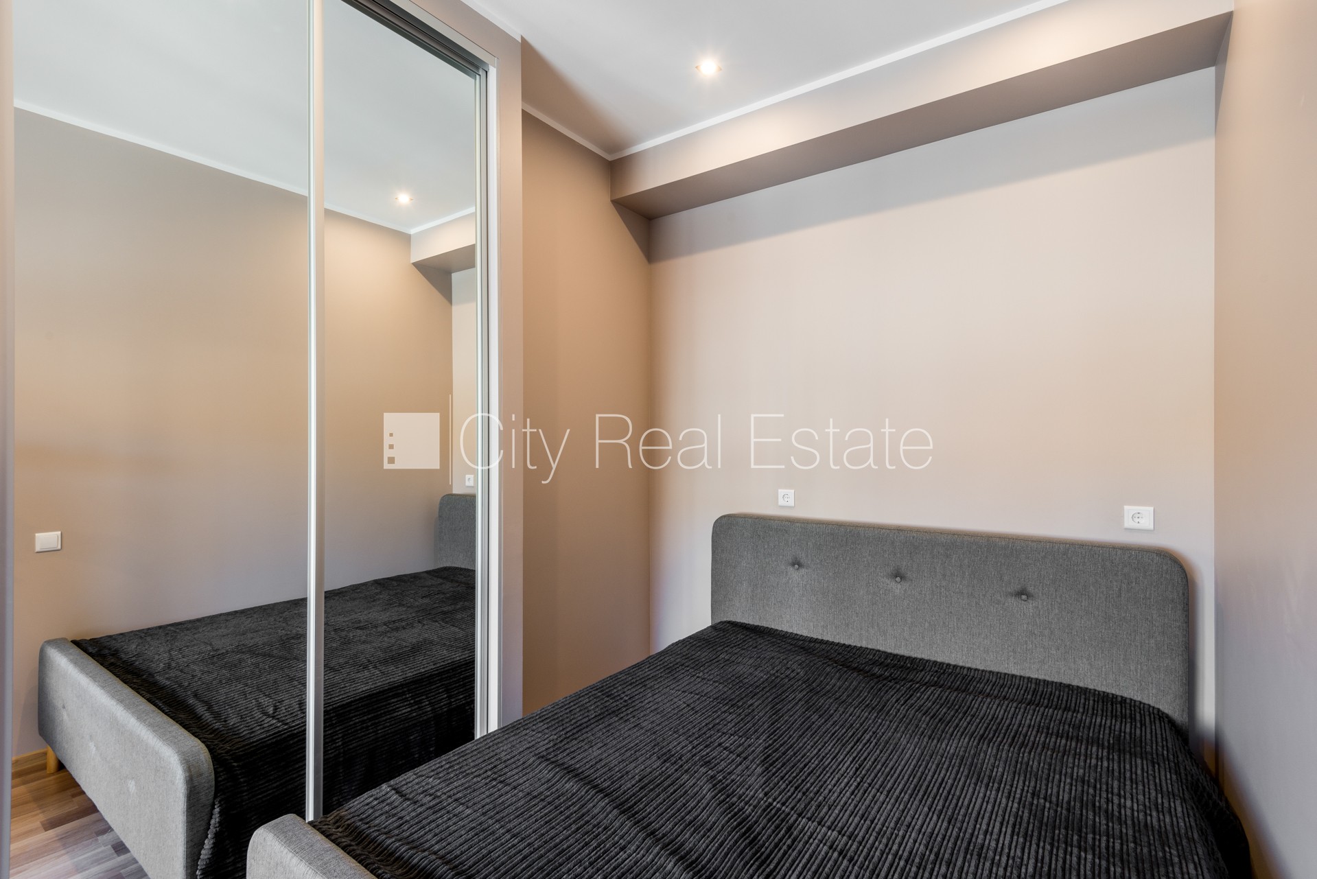 Sludinājumi. Renovēta māja, labiekārtota apzaļumota teritorija, kāpņu telpa pēc kapitālā remonta, studio tipa, Cena: 420 EUR/mēn Foto #10