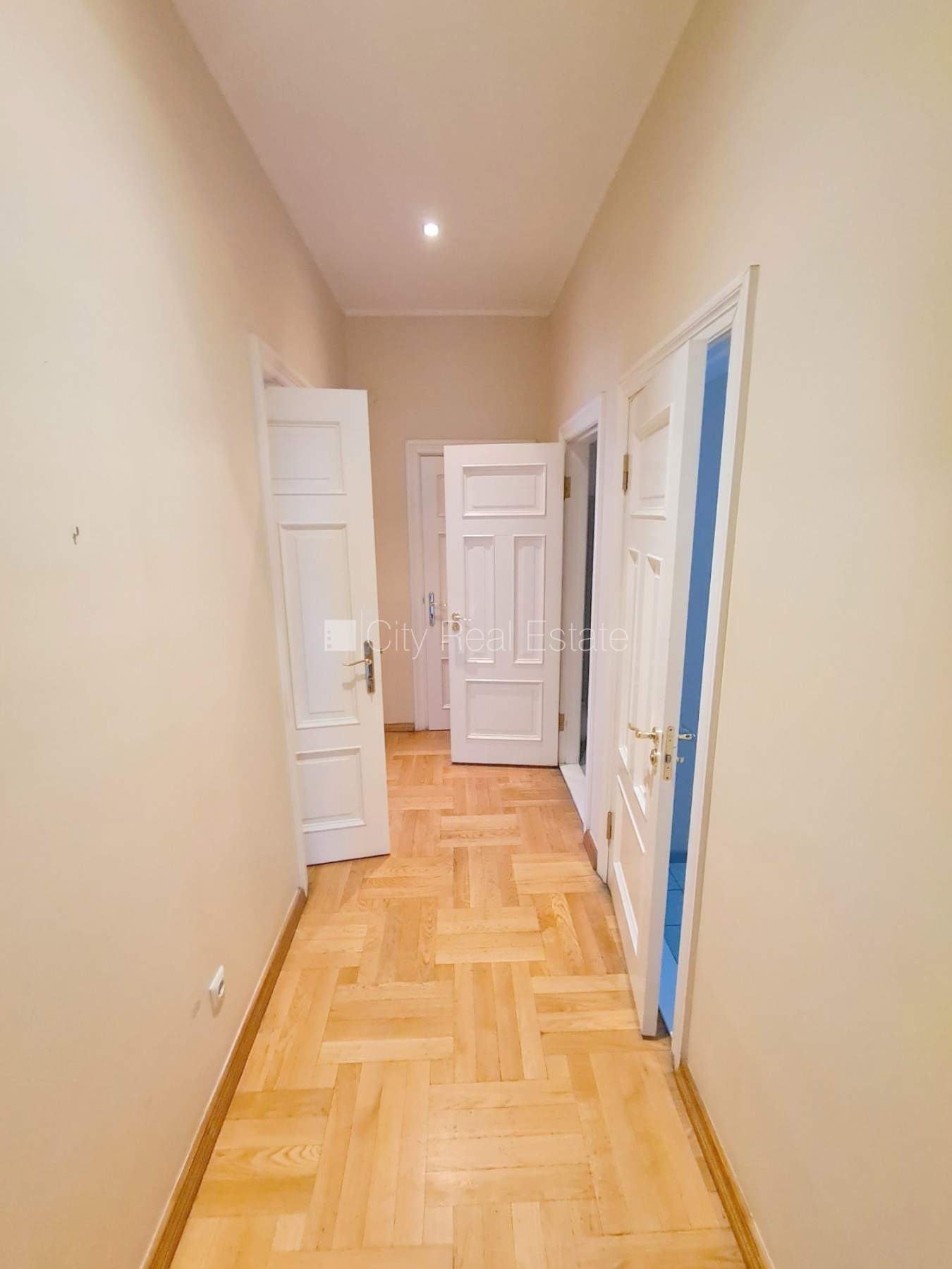 Sludinājumi. Projekts - Ģertrūdes 10, fasādes māja, renovēta māja, ieeja no ielas, ir lifts, kāpņu telpa pēc Cena: 1290 EUR/mēn Foto #15