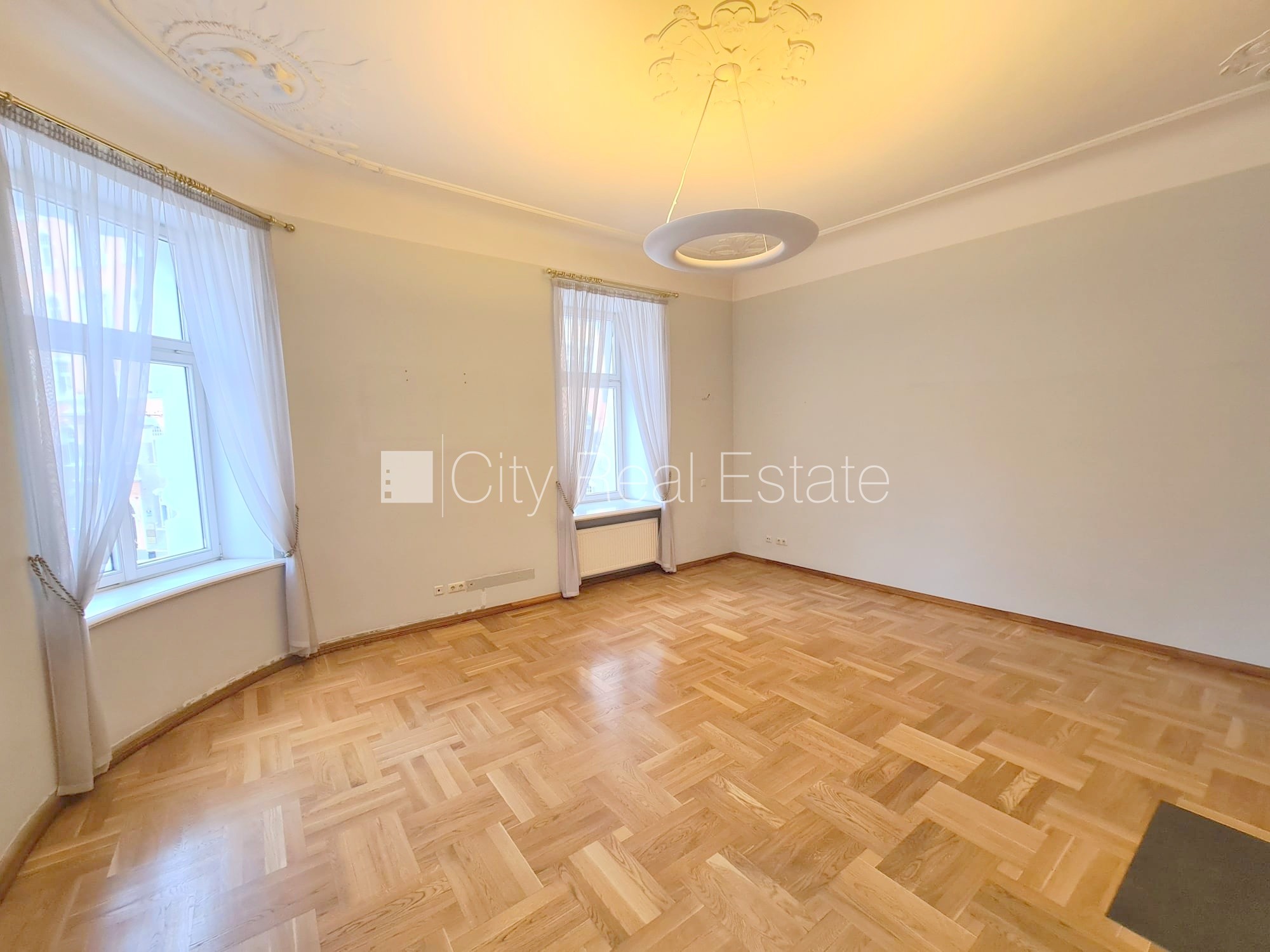 Sludinājumi. Projekts - Ģertrūdes 10, fasādes māja, renovēta māja, ieeja no ielas, ir lifts, kāpņu telpa pēc Cena: 1290 EUR/mēn Foto #3