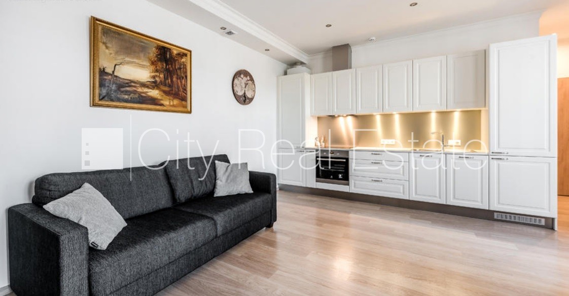 Sludinājumi. Restaurēta māja, kāpņu telpa pēc kosmētiskā remonta, logi vērsti uz pagalma pusi, guļamistabu Cena: 1000 EUR/mēn Foto #2