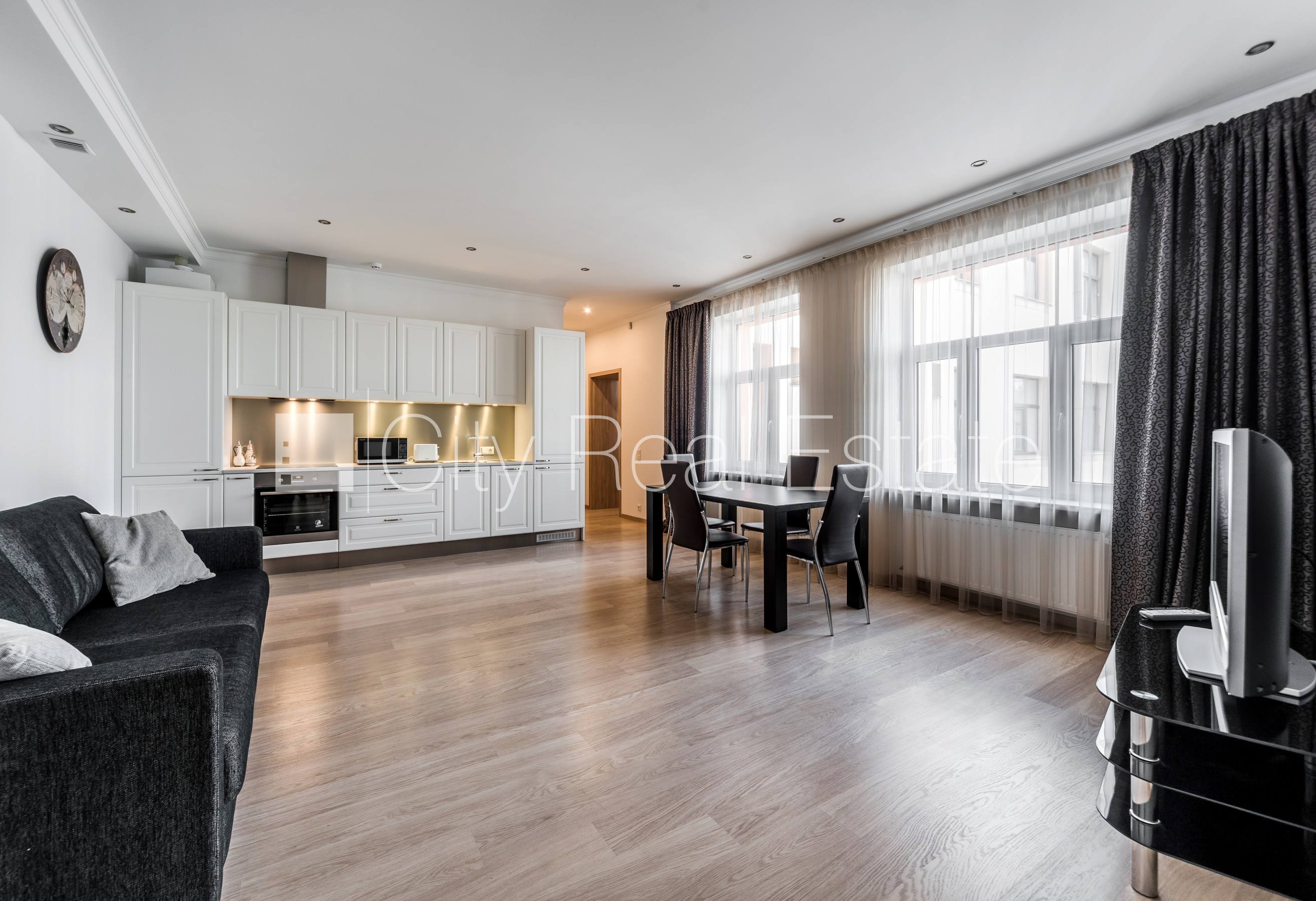 Sludinājumi. Restaurēta māja, kāpņu telpa pēc kosmētiskā remonta, logi vērsti uz pagalma pusi, guļamistabu Cena: 1000 EUR/mēn Foto #1