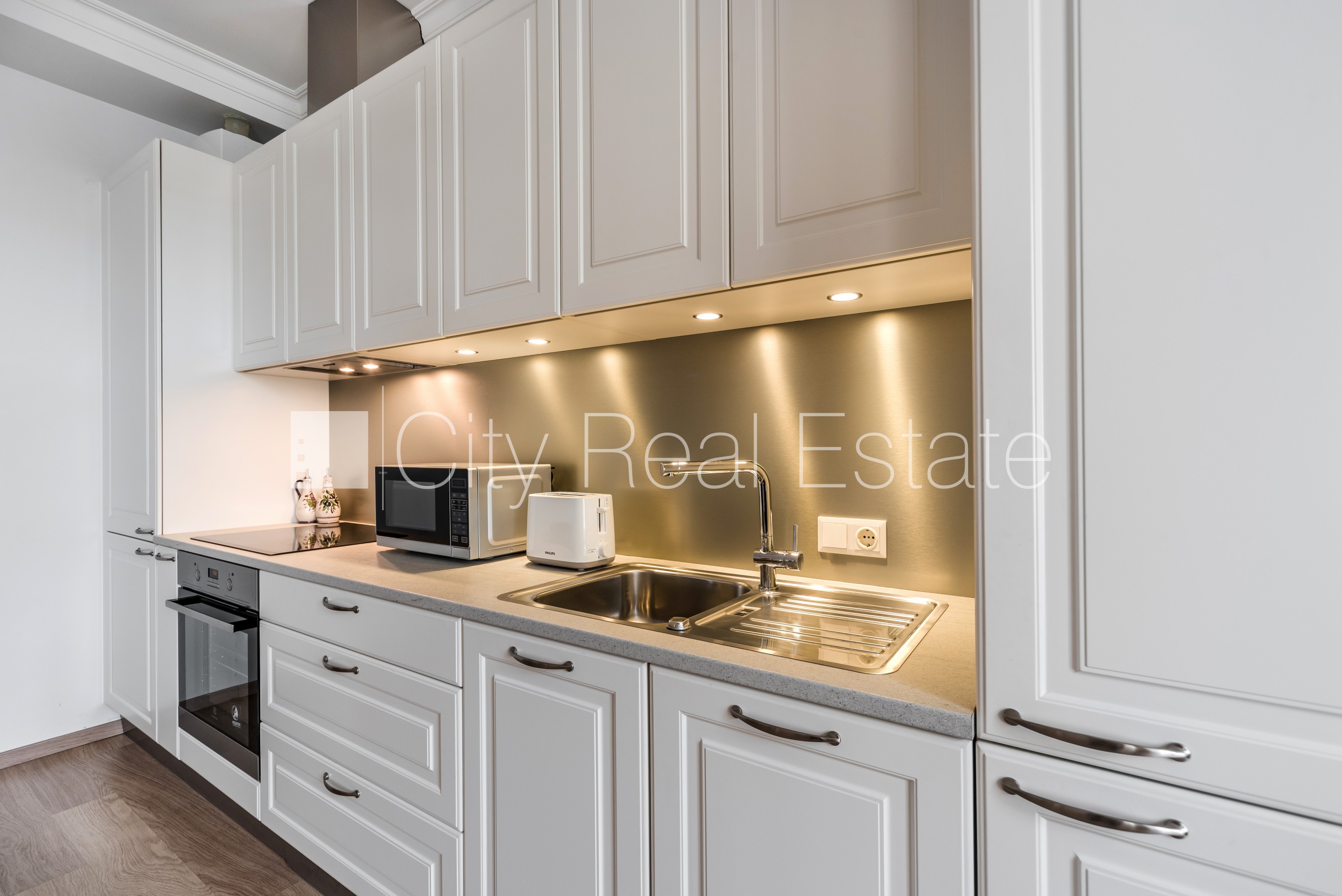 Sludinājumi. Restaurēta māja, kāpņu telpa pēc kosmētiskā remonta, logi vērsti uz pagalma pusi, guļamistabu Cena: 1000 EUR/mēn Foto #3