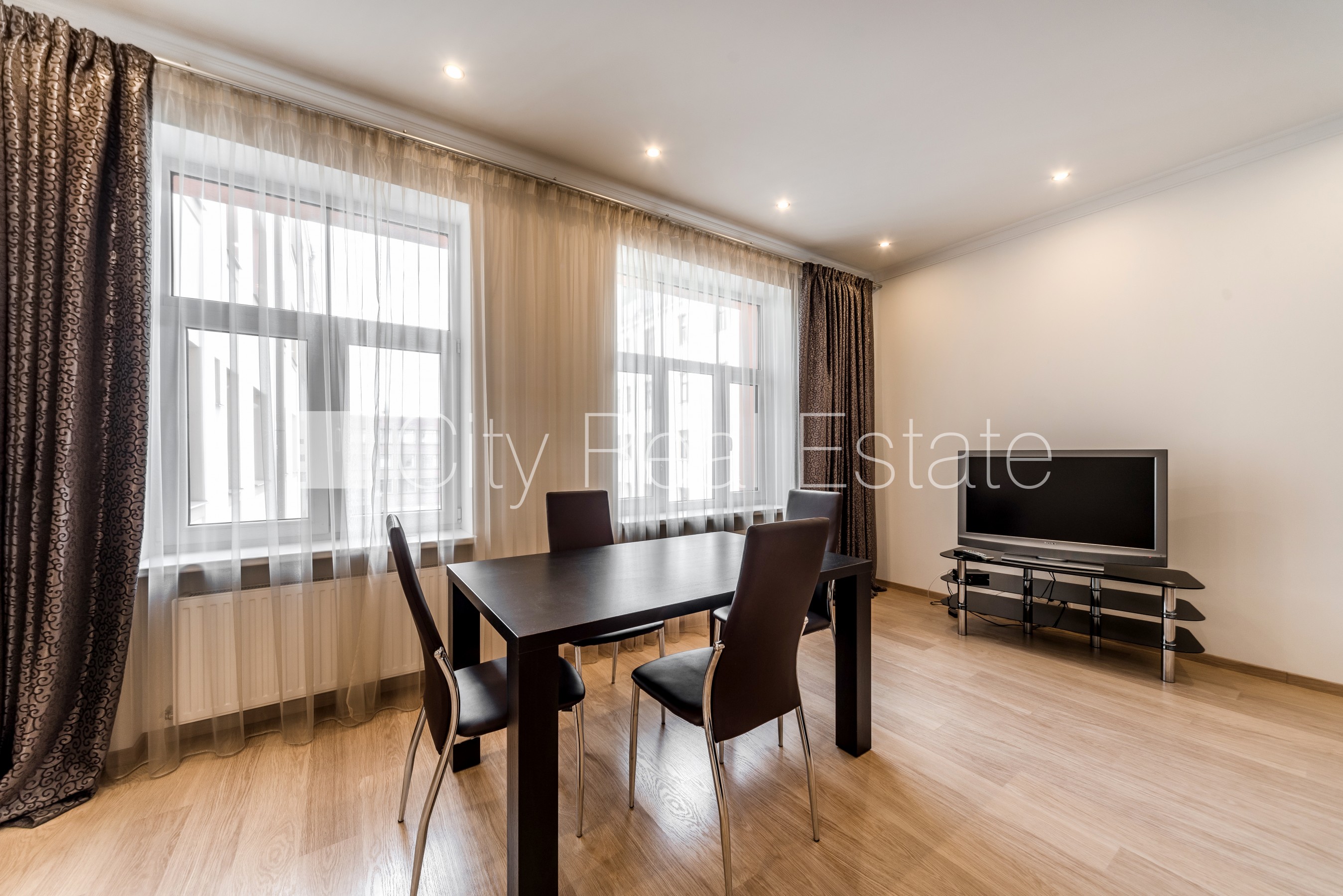 Sludinājumi. Restaurēta māja, kāpņu telpa pēc kosmētiskā remonta, logi vērsti uz pagalma pusi, guļamistabu Cena: 1000 EUR/mēn Foto #4