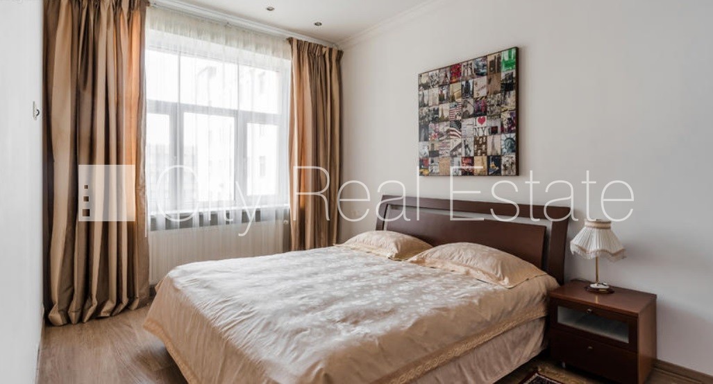 Sludinājumi. Restaurēta māja, kāpņu telpa pēc kosmētiskā remonta, logi vērsti uz pagalma pusi, guļamistabu Cena: 1000 EUR/mēn Foto #5