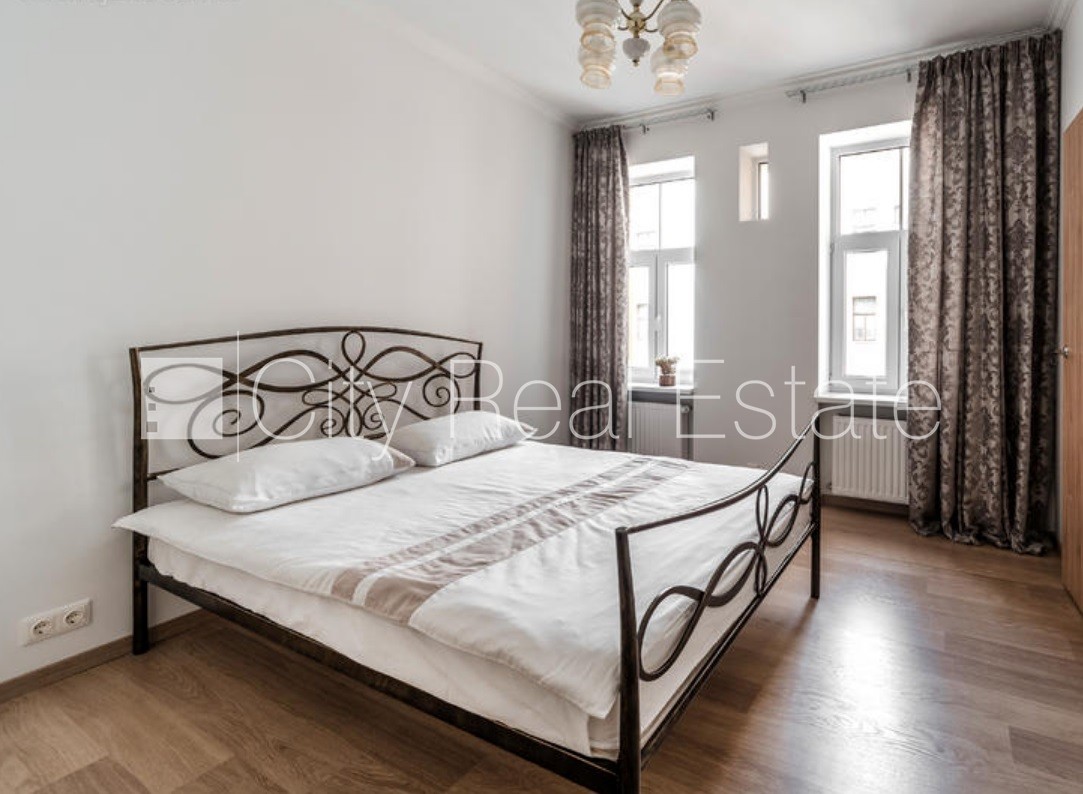 Sludinājumi. Restaurēta māja, kāpņu telpa pēc kosmētiskā remonta, logi vērsti uz pagalma pusi, guļamistabu Cena: 1000 EUR/mēn Foto #7