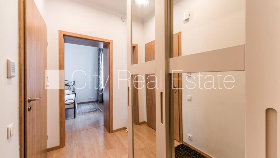 Sludinājumi. Restaurēta māja, kāpņu telpa pēc kosmētiskā remonta, logi vērsti uz pagalma pusi, guļamistabu Cena: 1000 EUR/mēn Foto #8