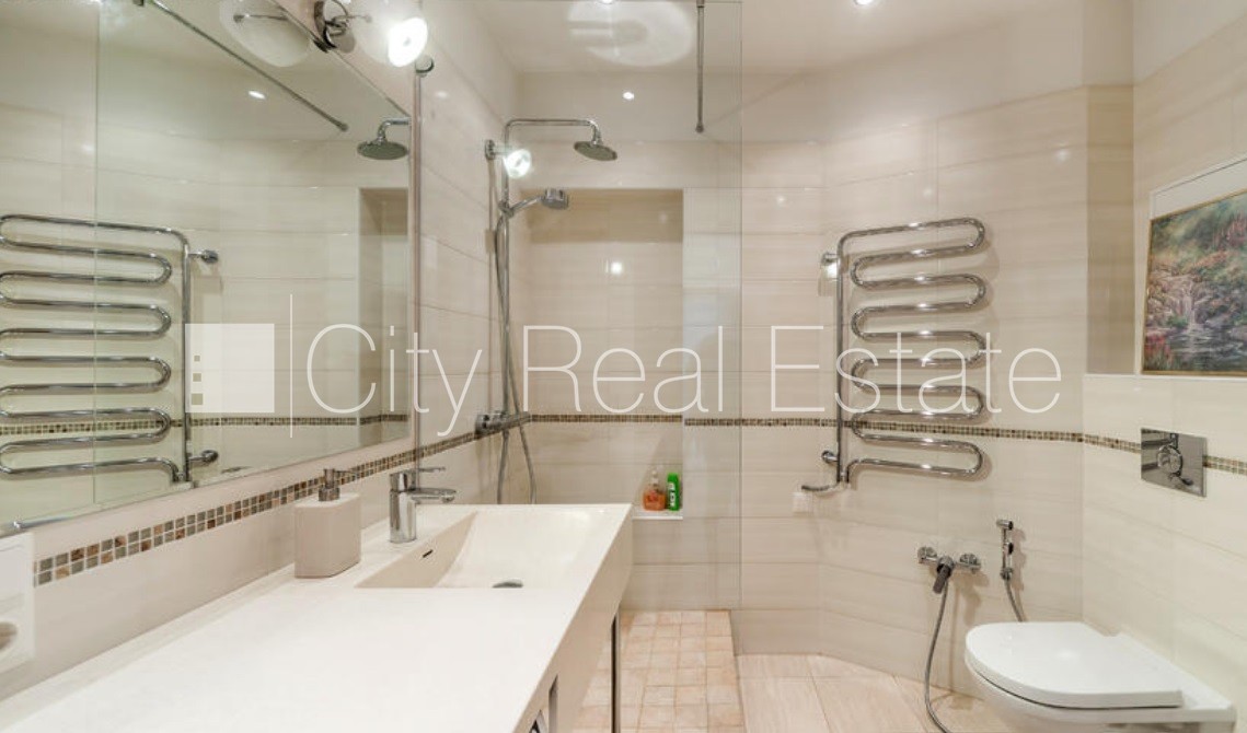 Sludinājumi. Restaurēta māja, kāpņu telpa pēc kosmētiskā remonta, logi vērsti uz pagalma pusi, guļamistabu Cena: 1000 EUR/mēn Foto #9