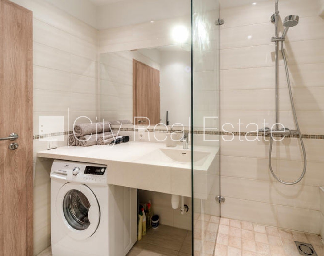 Sludinājumi. Restaurēta māja, kāpņu telpa pēc kosmētiskā remonta, logi vērsti uz pagalma pusi, guļamistabu Cena: 1000 EUR/mēn Foto #10