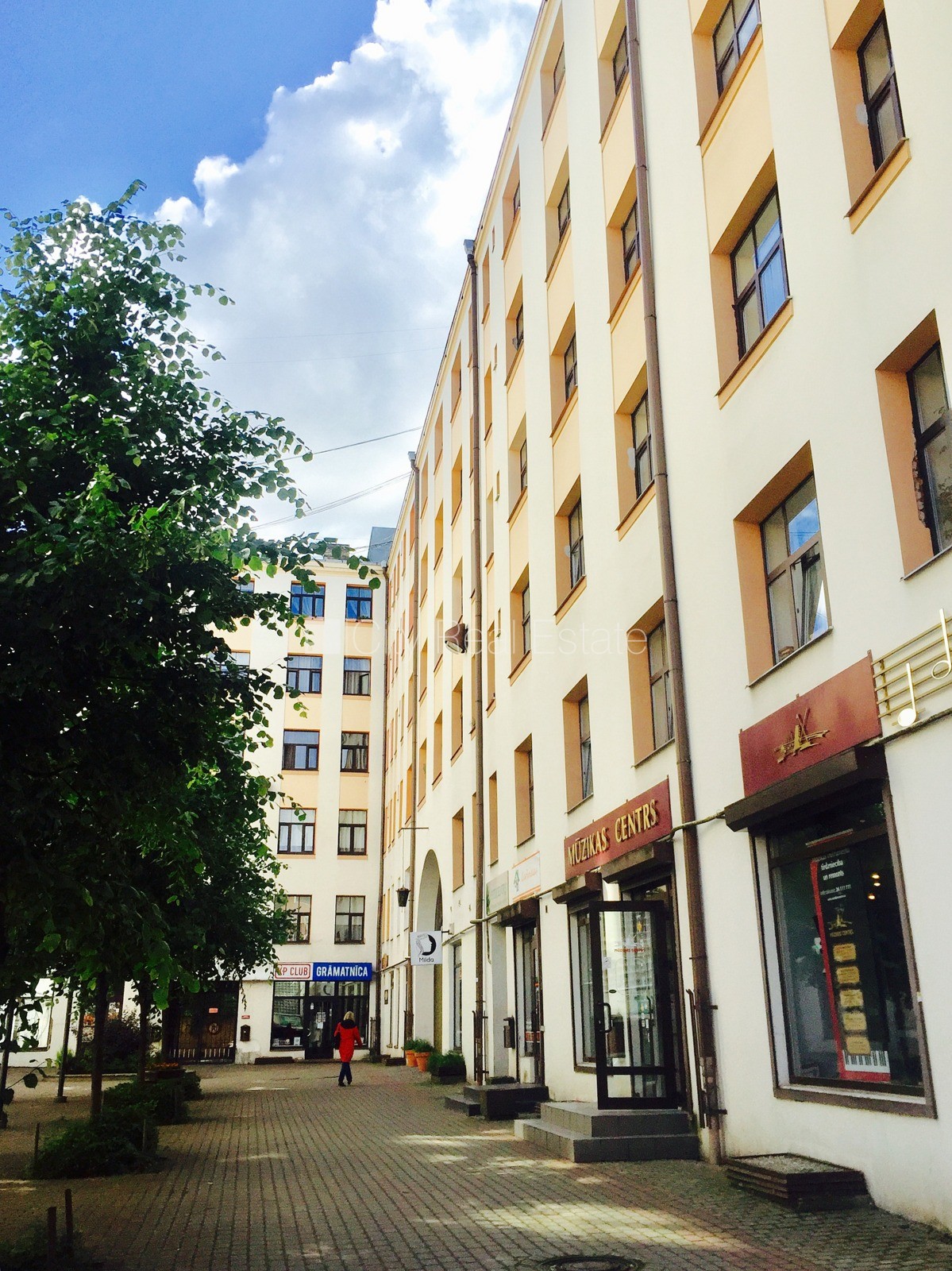 Sludinājumi. Restaurēta māja, kāpņu telpa pēc kosmētiskā remonta, logi vērsti uz pagalma pusi, guļamistabu Cena: 1000 EUR/mēn Foto #13