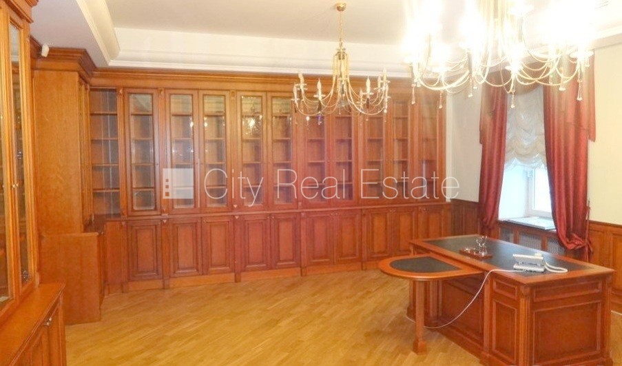 Sludinājumi. Fasādes māja, ieeja no ielas, kāpņu telpa pēc kosmētiskā remonta, logi vērsti mājas abās pusēs, Cena: 1350 EUR/mēn Foto #2