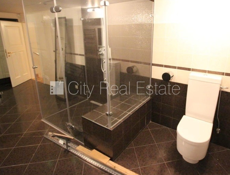 Sludinājumi. Fasādes māja, ieeja no ielas, kāpņu telpa pēc kosmētiskā remonta, logi vērsti mājas abās pusēs, Cena: 1350 EUR/mēn Foto #25