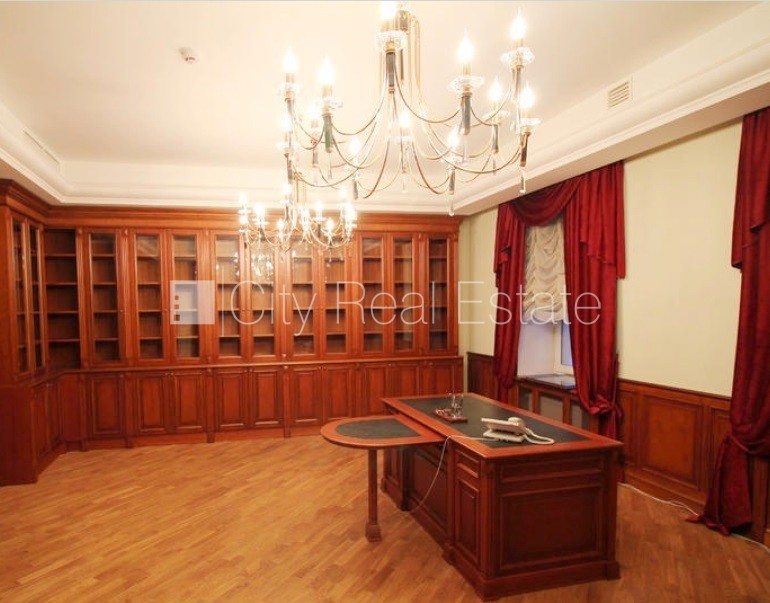 Sludinājumi. Fasādes māja, ieeja no ielas, kāpņu telpa pēc kosmētiskā remonta, logi vērsti mājas abās pusēs, Cena: 1350 EUR/mēn Foto #13