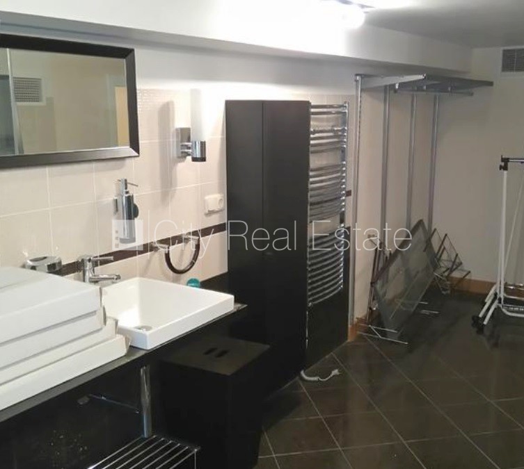 Sludinājumi. Fasādes māja, ieeja no ielas, kāpņu telpa pēc kosmētiskā remonta, logi vērsti mājas abās pusēs, Cena: 1350 EUR/mēn Foto #23