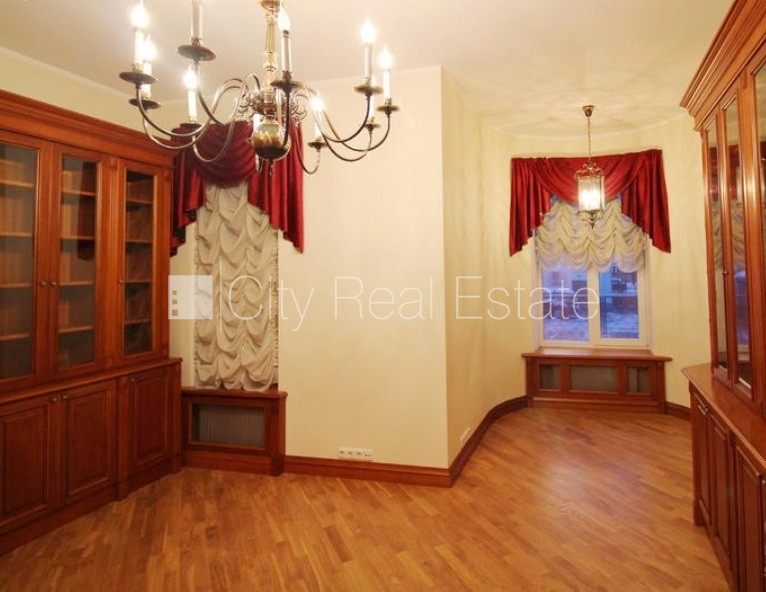 Sludinājumi. Fasādes māja, ieeja no ielas, kāpņu telpa pēc kosmētiskā remonta, logi vērsti mājas abās pusēs, Cena: 1350 EUR/mēn Foto #11