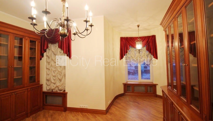 Sludinājumi. Fasādes māja, ieeja no ielas, kāpņu telpa pēc kosmētiskā remonta, logi vērsti mājas abās pusēs, Cena: 1350 EUR/mēn Foto #12