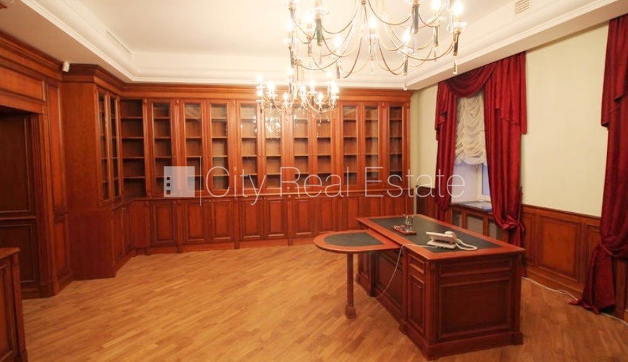 Sludinājumi. Fasādes māja, ieeja no ielas, kāpņu telpa pēc kosmētiskā remonta, logi vērsti mājas abās pusēs, Cena: 1350 EUR/mēn Foto #14