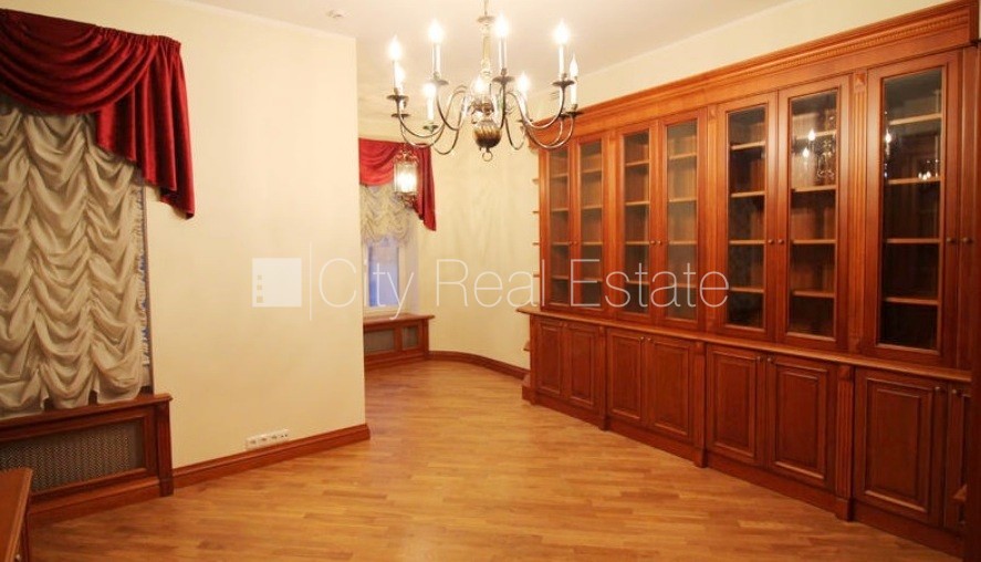 Sludinājumi. Fasādes māja, ieeja no ielas, kāpņu telpa pēc kosmētiskā remonta, logi vērsti mājas abās pusēs, Cena: 1350 EUR/mēn Foto #15