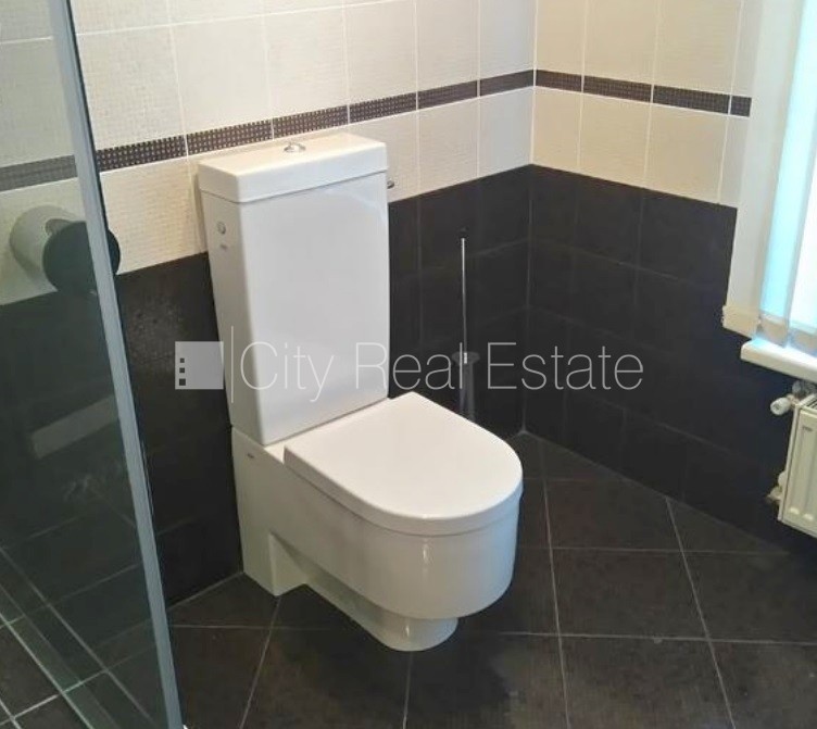 Sludinājumi. Fasādes māja, ieeja no ielas, kāpņu telpa pēc kosmētiskā remonta, logi vērsti mājas abās pusēs, Cena: 1350 EUR/mēn Foto #24