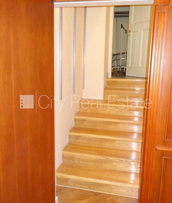 Sludinājumi. Fasādes māja, ieeja no ielas, kāpņu telpa pēc kosmētiskā remonta, logi vērsti mājas abās pusēs, Cena: 1350 EUR/mēn Foto #9