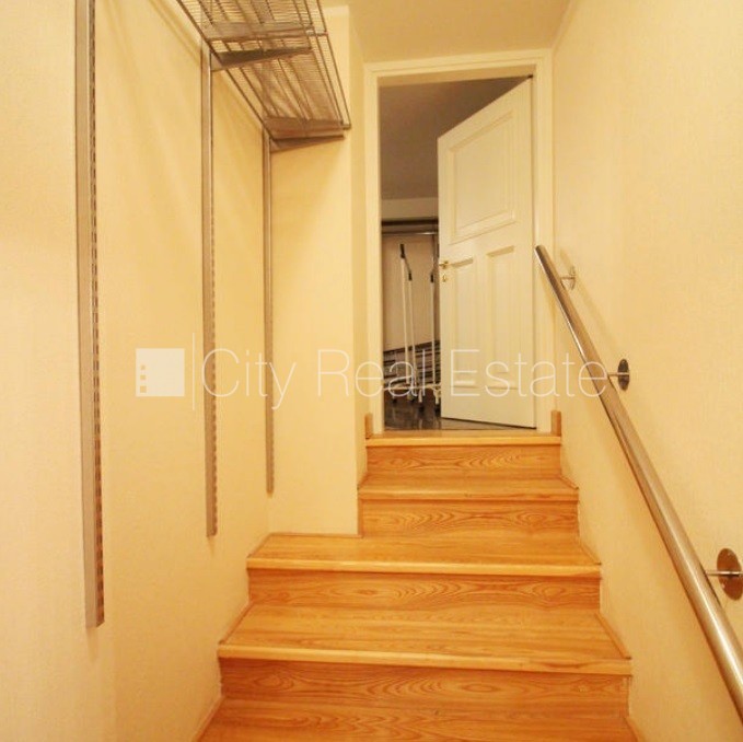 Sludinājumi. Fasādes māja, ieeja no ielas, kāpņu telpa pēc kosmētiskā remonta, logi vērsti mājas abās pusēs, Cena: 1350 EUR/mēn Foto #20