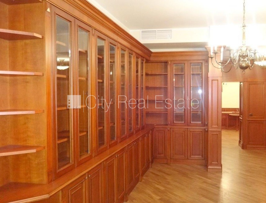 Sludinājumi. Fasādes māja, ieeja no ielas, kāpņu telpa pēc kosmētiskā remonta, logi vērsti mājas abās pusēs, Cena: 1350 EUR/mēn Foto #10