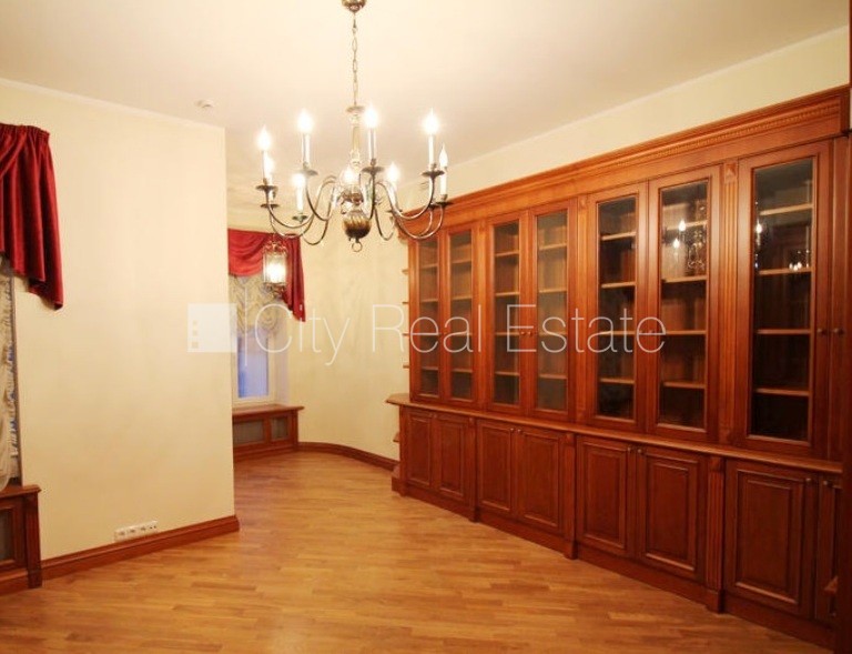 Sludinājumi. Fasādes māja, ieeja no ielas, kāpņu telpa pēc kosmētiskā remonta, logi vērsti mājas abās pusēs, Cena: 1350 EUR/mēn Foto #18